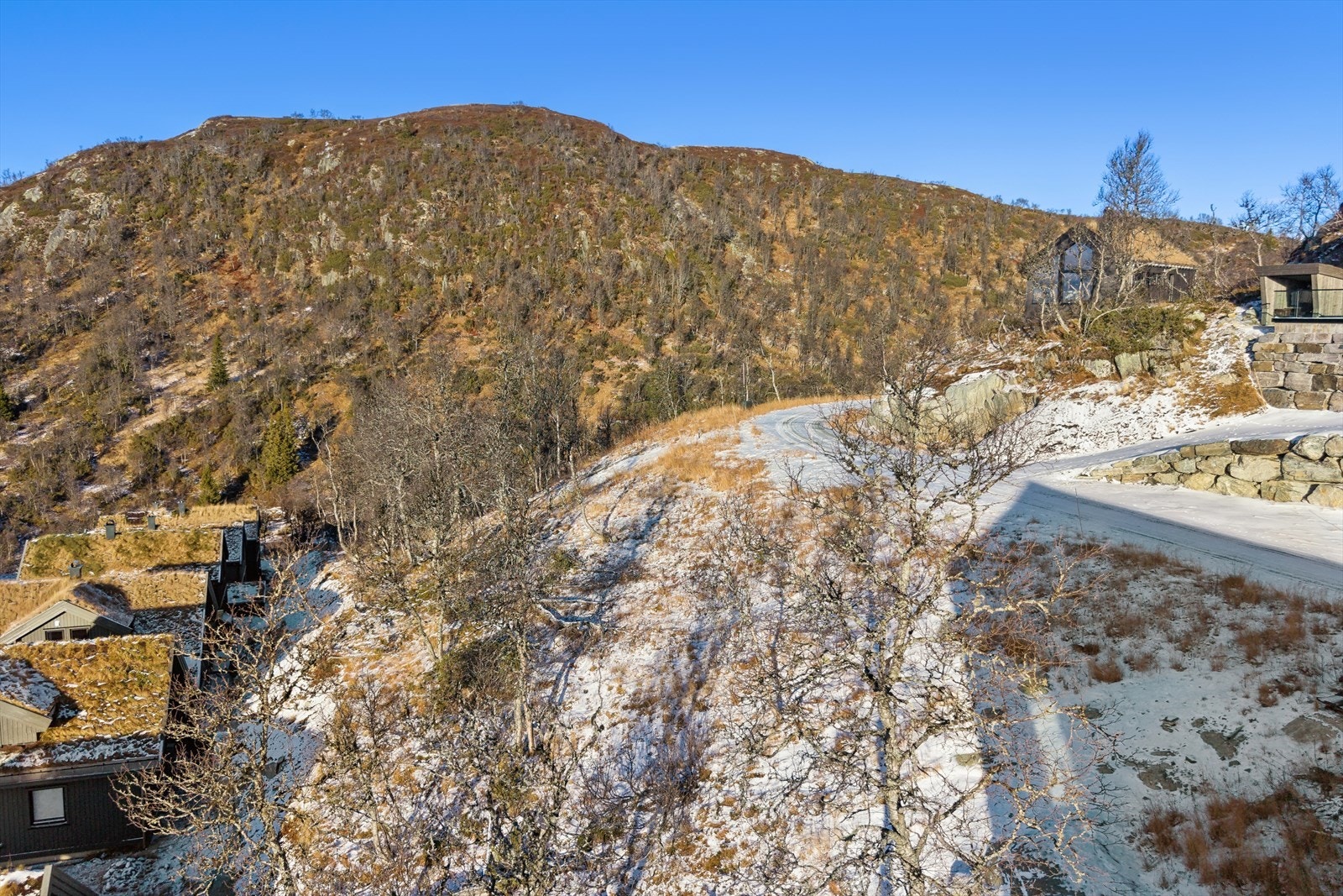 Fra tomten er det kort vei og enkel tilgang til kafeer, restauranter og dagligvarebutikker som Spar og Coop Extra på Rauland Galleribilde
