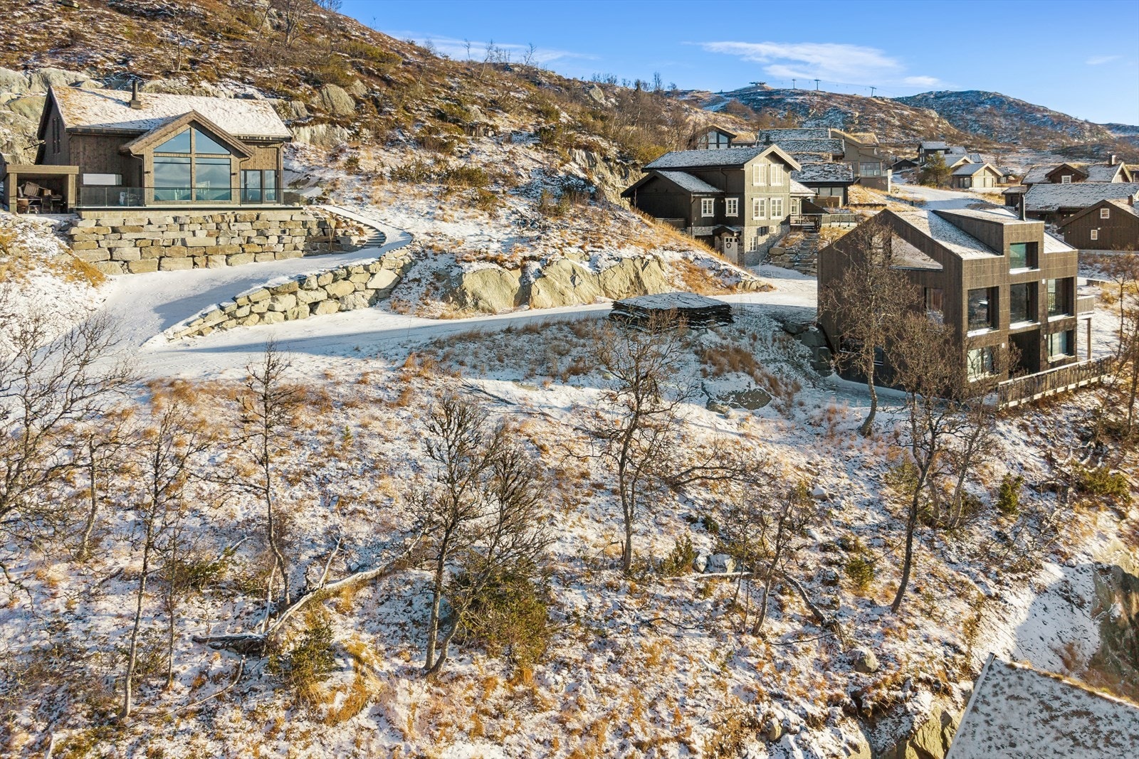 Vestvendt plassering gir optimale lysforhold og rikelig med sol gjennom dagen og langt utover kvelden Galleribilde