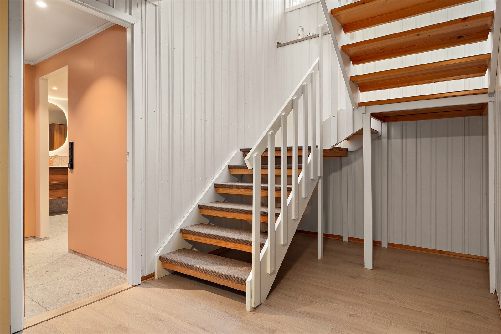 Videre opp i boligens andre etasje finner du stue, kjøkken, bad, 3 soverom og garderobe. Galleribilde