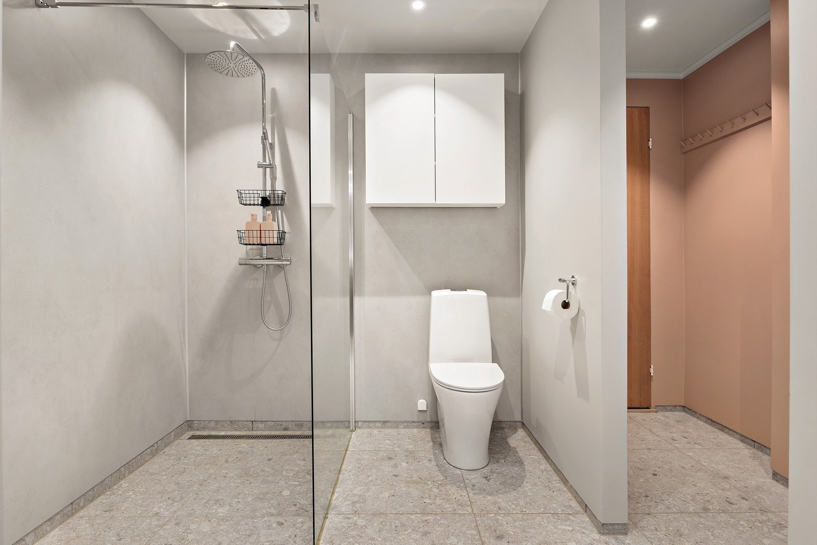 Materialvalg som store fliser, slette vegger i flotte farger, treverk og møblement gir rommet et moderne uttrykk. Galleribilde