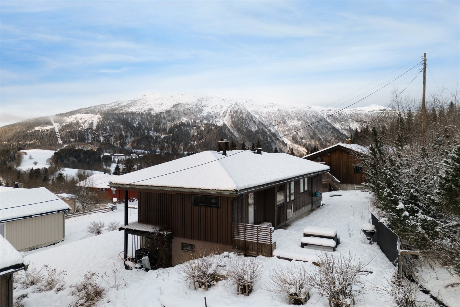 Tomten på hele 832 kvm gir rom for både hage, lek, beplantning og uteplasser. Galleribilde