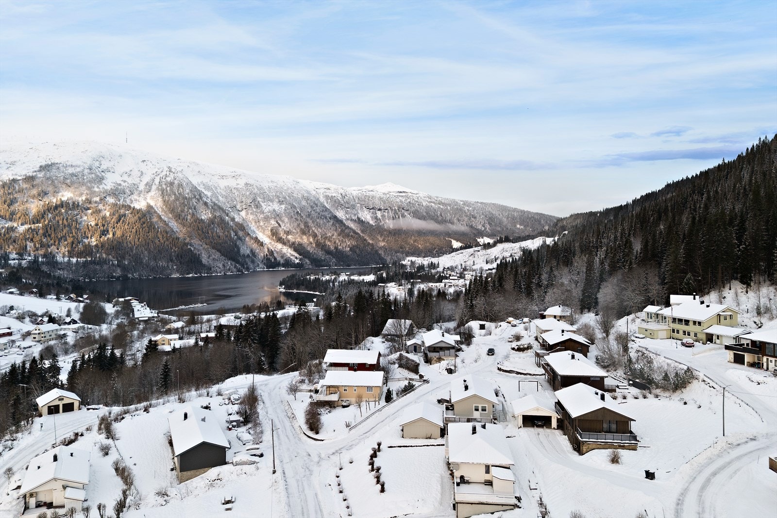 Finneidfjord ligger fint til på Helgeland, omkranset av fjorder, fjell og natur. Området er rolig og barnevennlig, samtidig som det har gode forbindelser til de nærliggende byene og tettstedene. Galleribilde