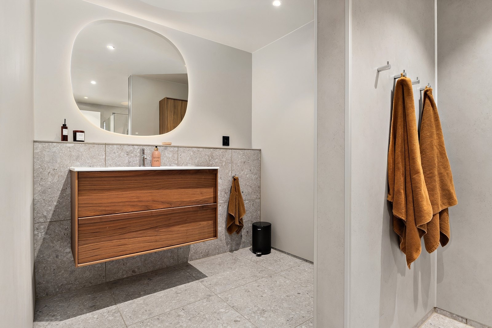 Badet er renovert i 2023 og innehar en svært praktisk løsning. Galleribilde