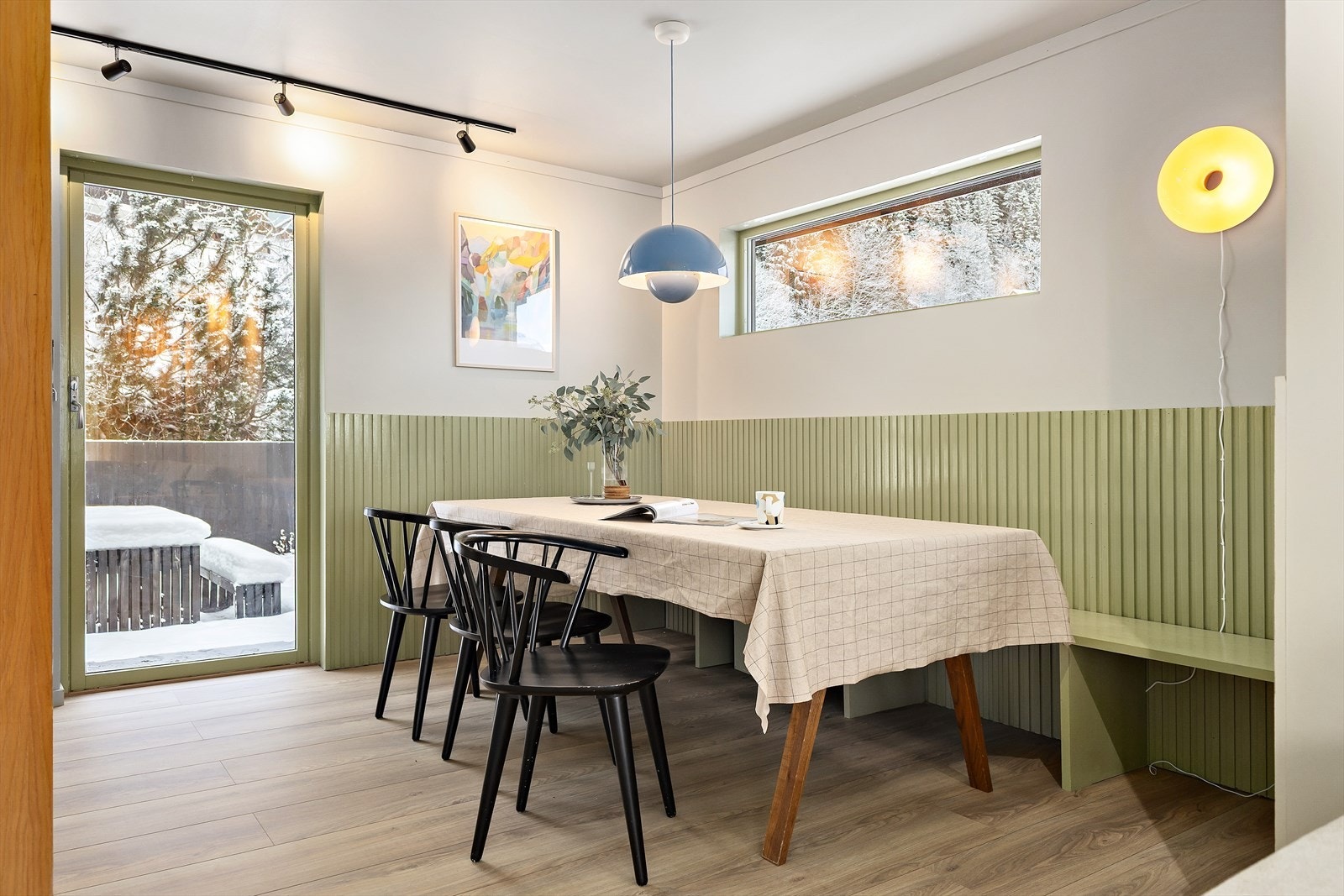 Fra spisestuen er det utgang til en hyggelig uteplass med fine solforhold! Galleribilde