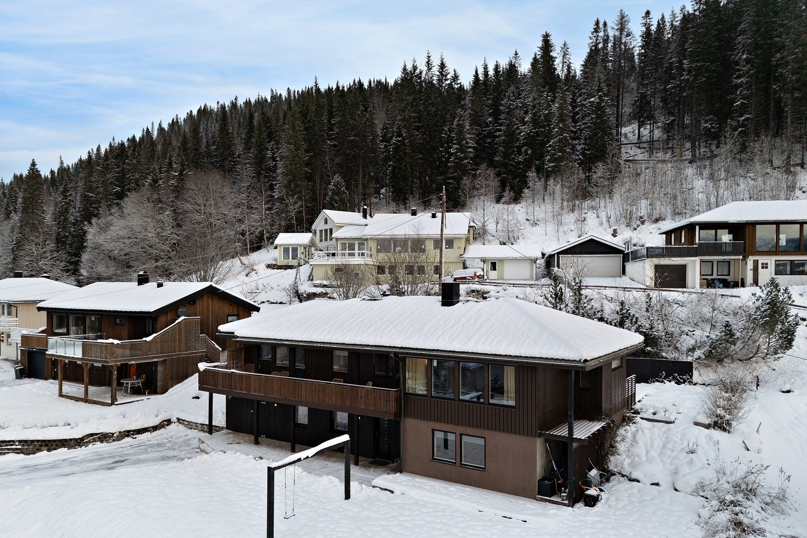 Påkostet og moderne enebolig beliggende fint til i høyden i det attraktive boligfeltet Tuvsletta i Finneidfjorden. De senere år er bordkledning og flere av vinduene skiftet. Galleribilde