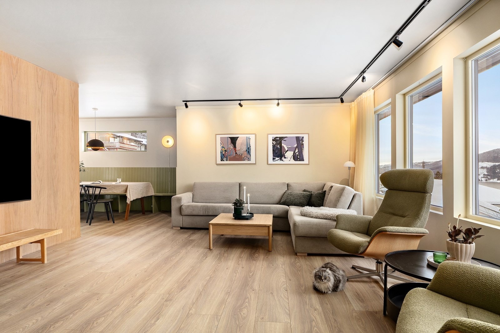 Fargepaletten er holdt i rolige, moderne toner men likevel en stil som gir boligen karakter. Galleribilde