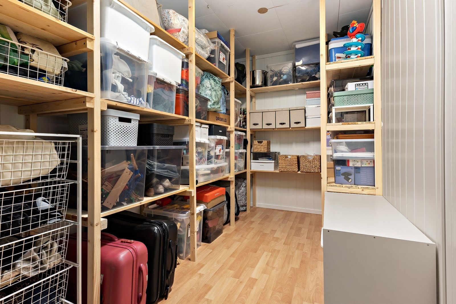 Rikelig med oppbevaringsplass i godt utnyttede boder. Galleribilde