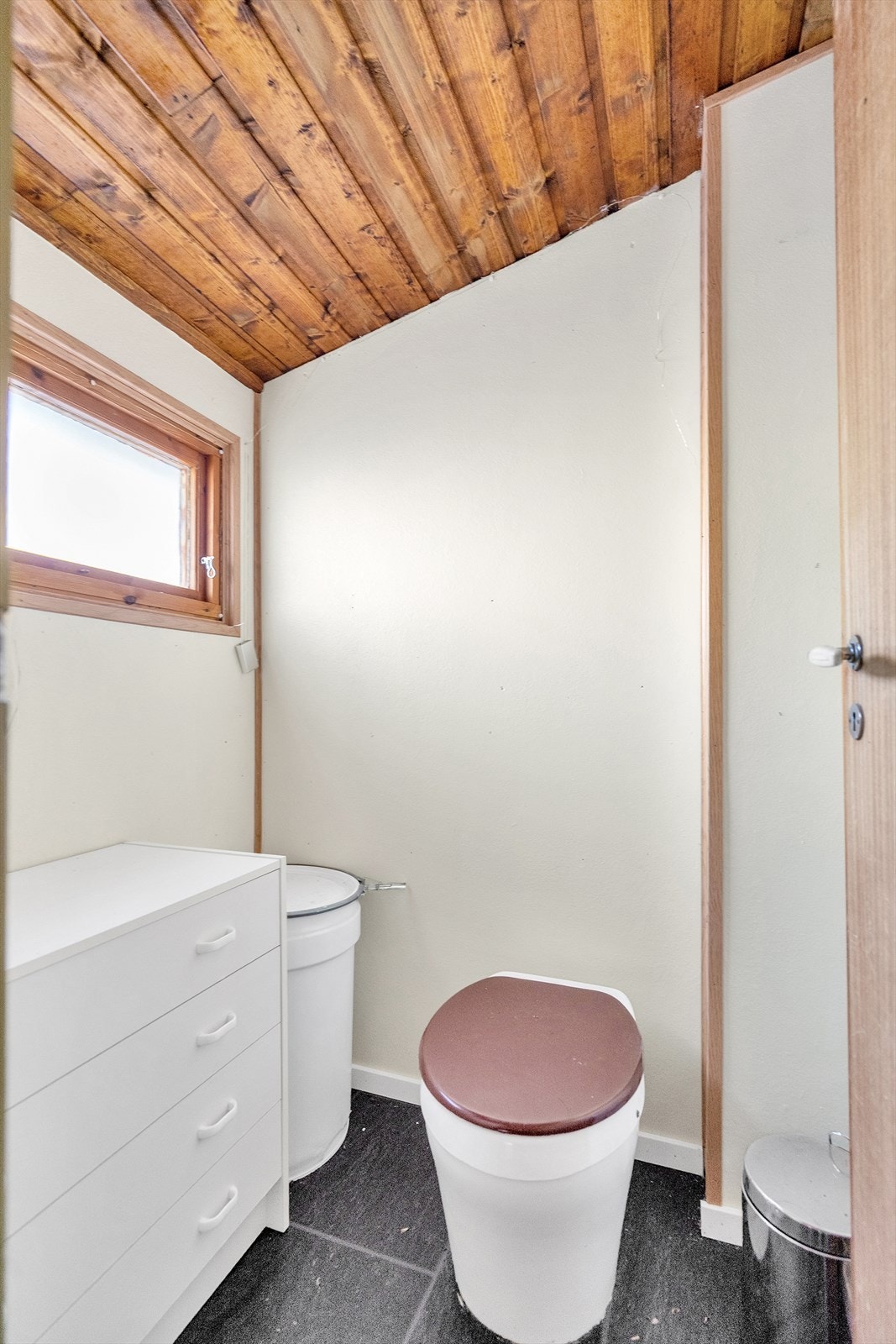 Toalettrom m/utedo Galleribilde