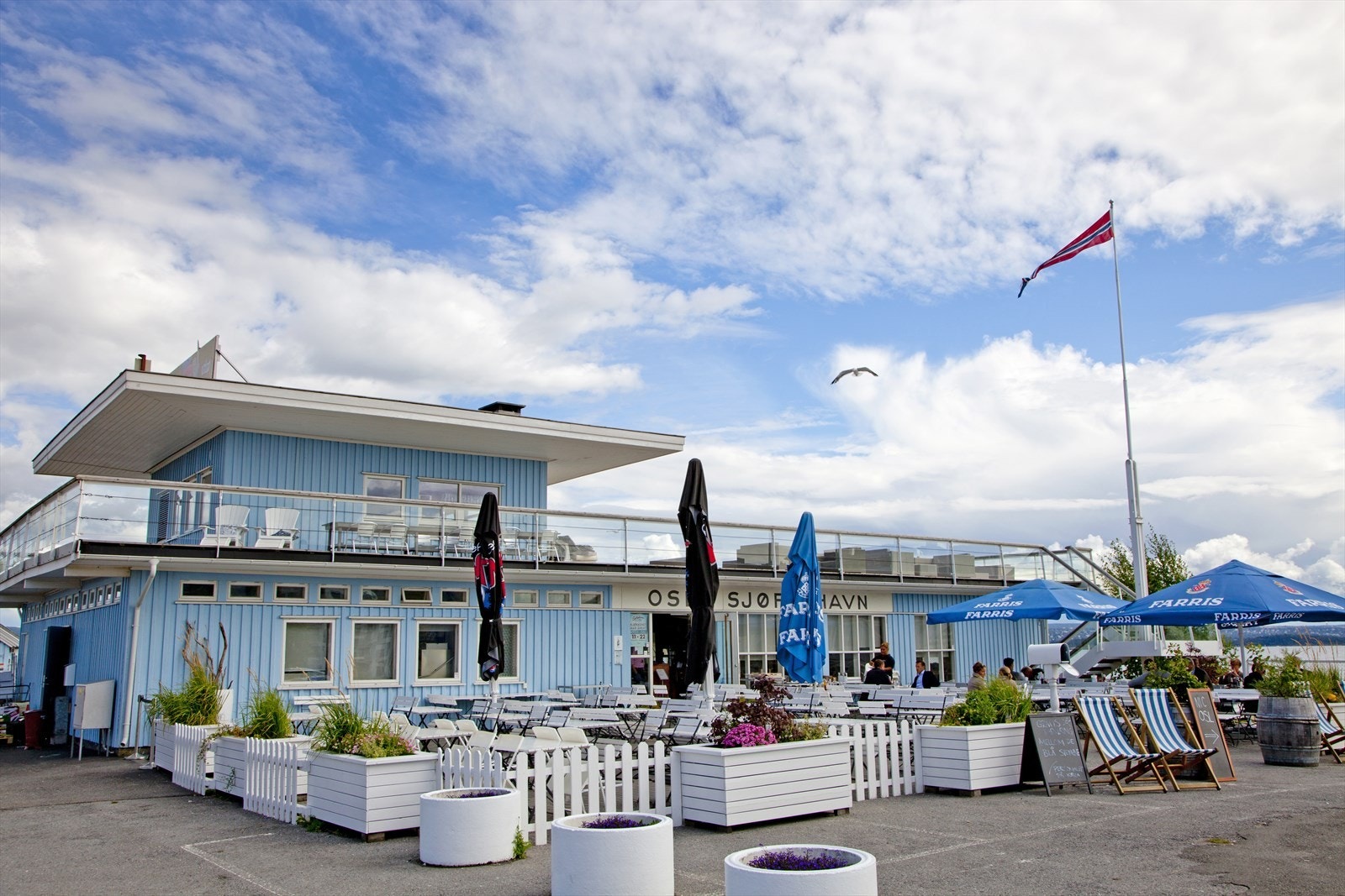 Nærområdet er livlig med caféer og andre servicetilbud som sjøflyhavna Kro. Galleribilde