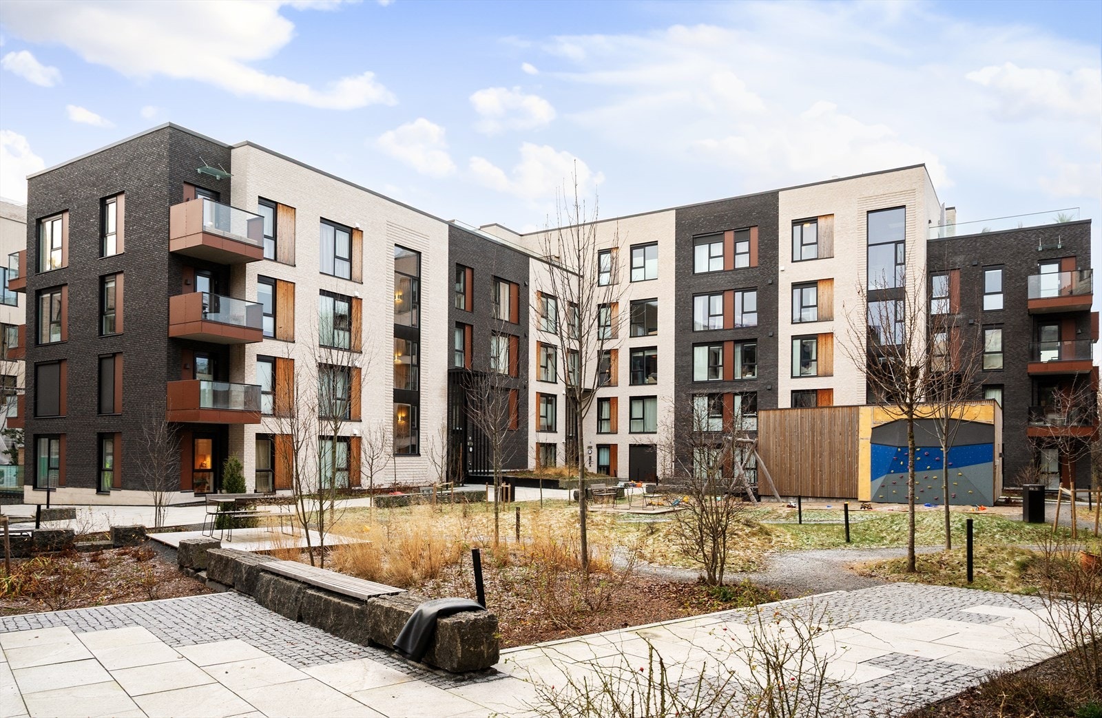 Pent opparbeidet uteområde med sittegrupper. Galleribilde