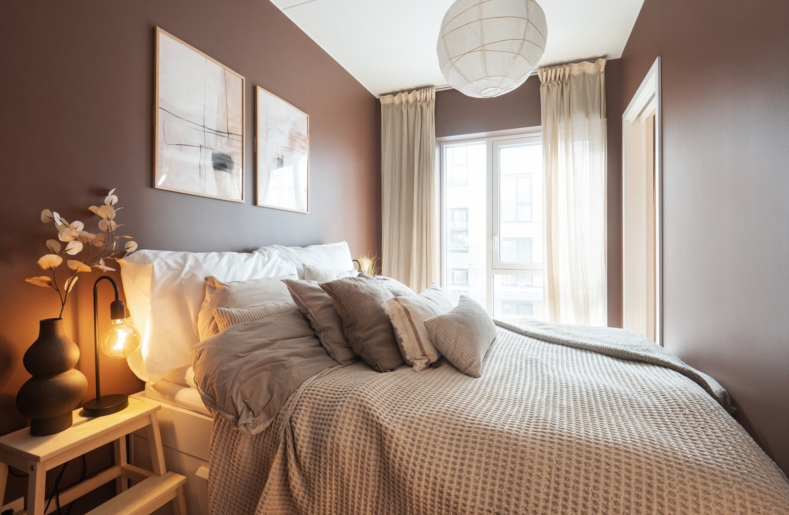 Soverommet gir rikelig med lys fra vindusflatene. Galleribilde