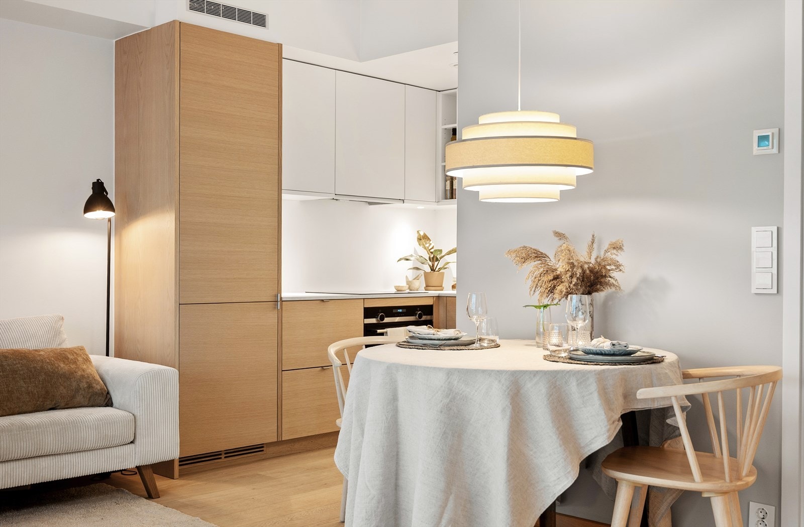 Åpen stue-/kjøkkenløsning med flere innredningsmuligheter. Galleribilde