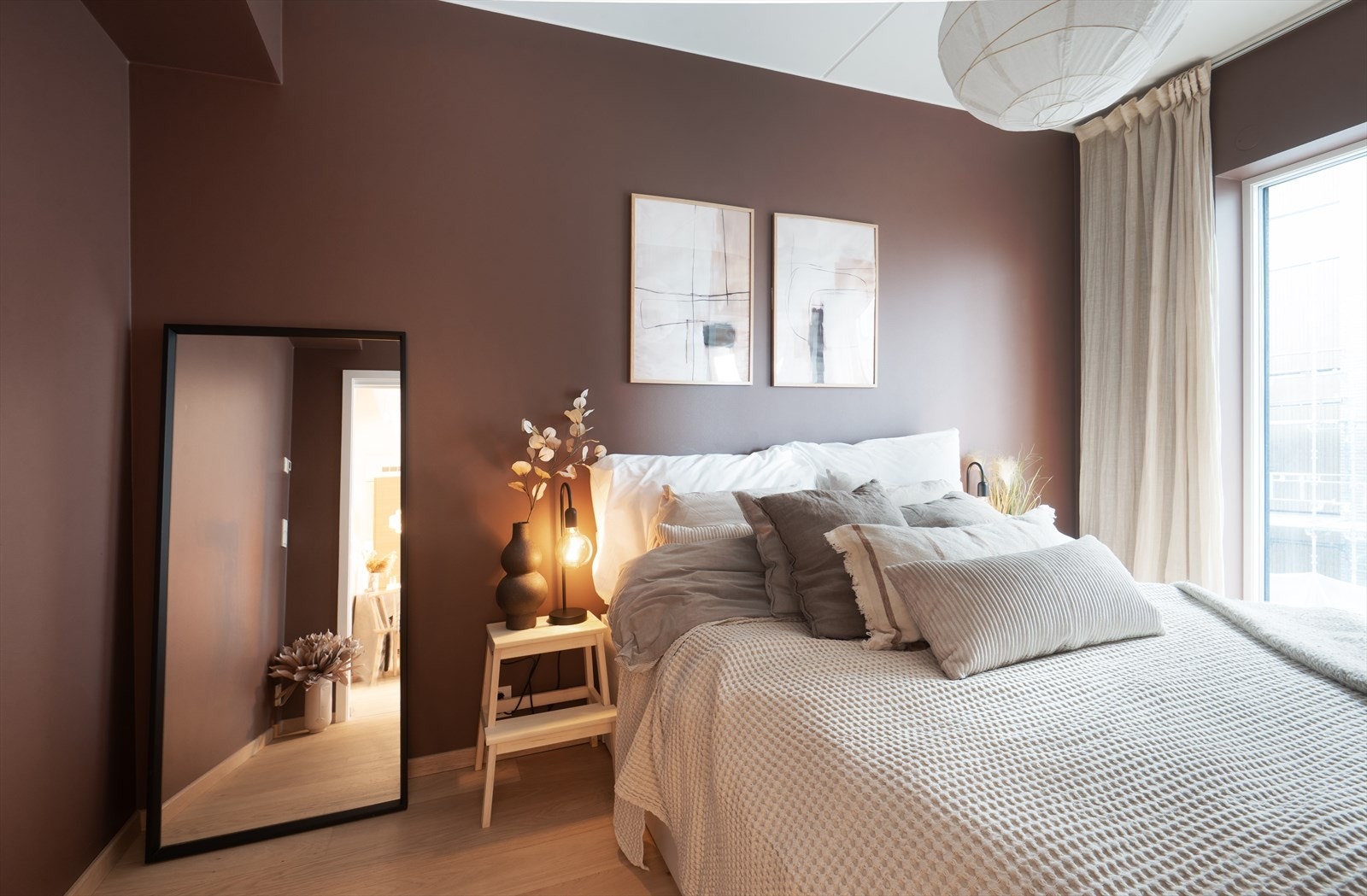 Soverommet i leiligheten er av god størrelse, med plass til dobbeltseng, tilhørende nattbord og annet ønskelig innredning. Galleribilde