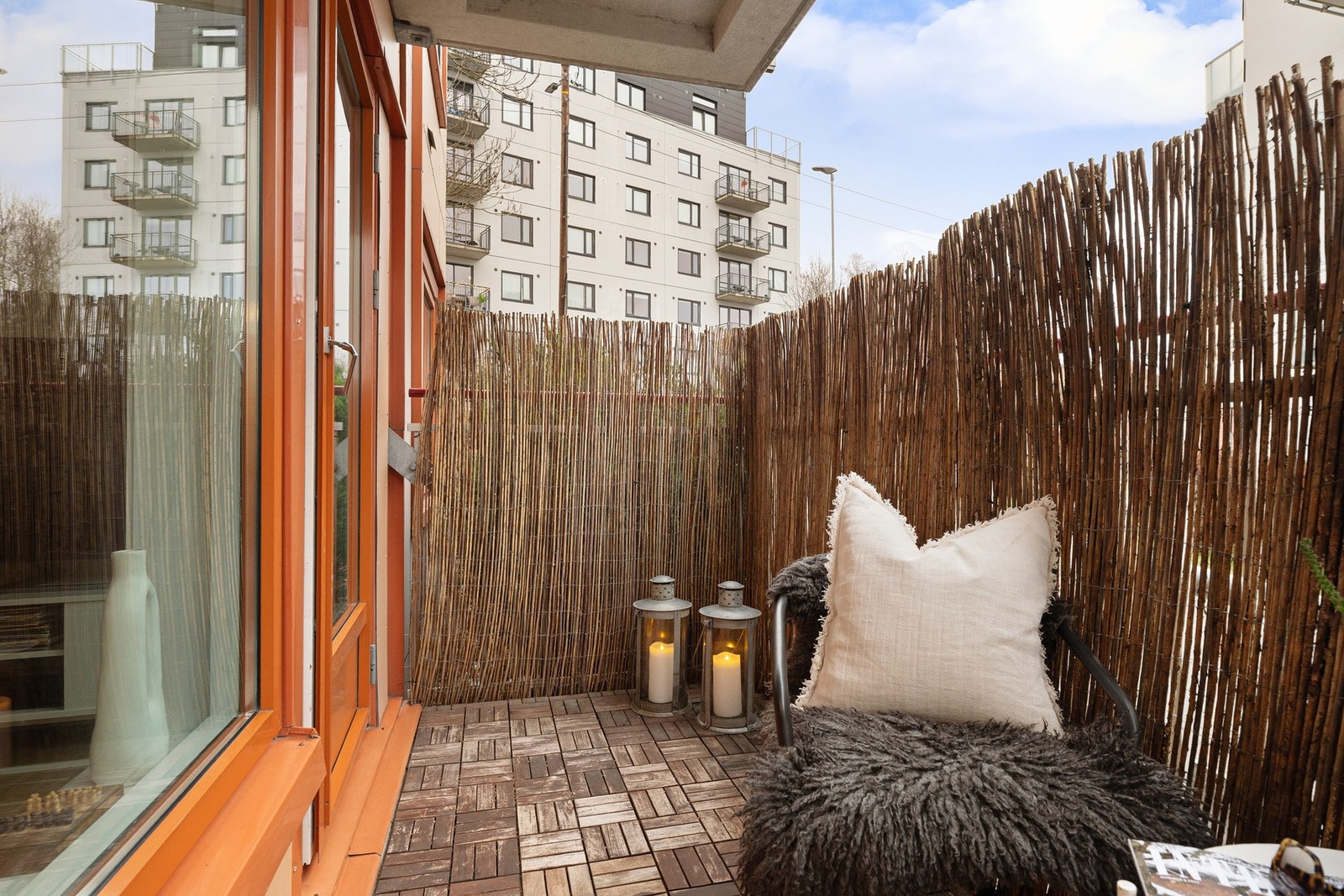 Balkongen er på 5m² med treplatting og god plass for sittegruppe. Galleribilde