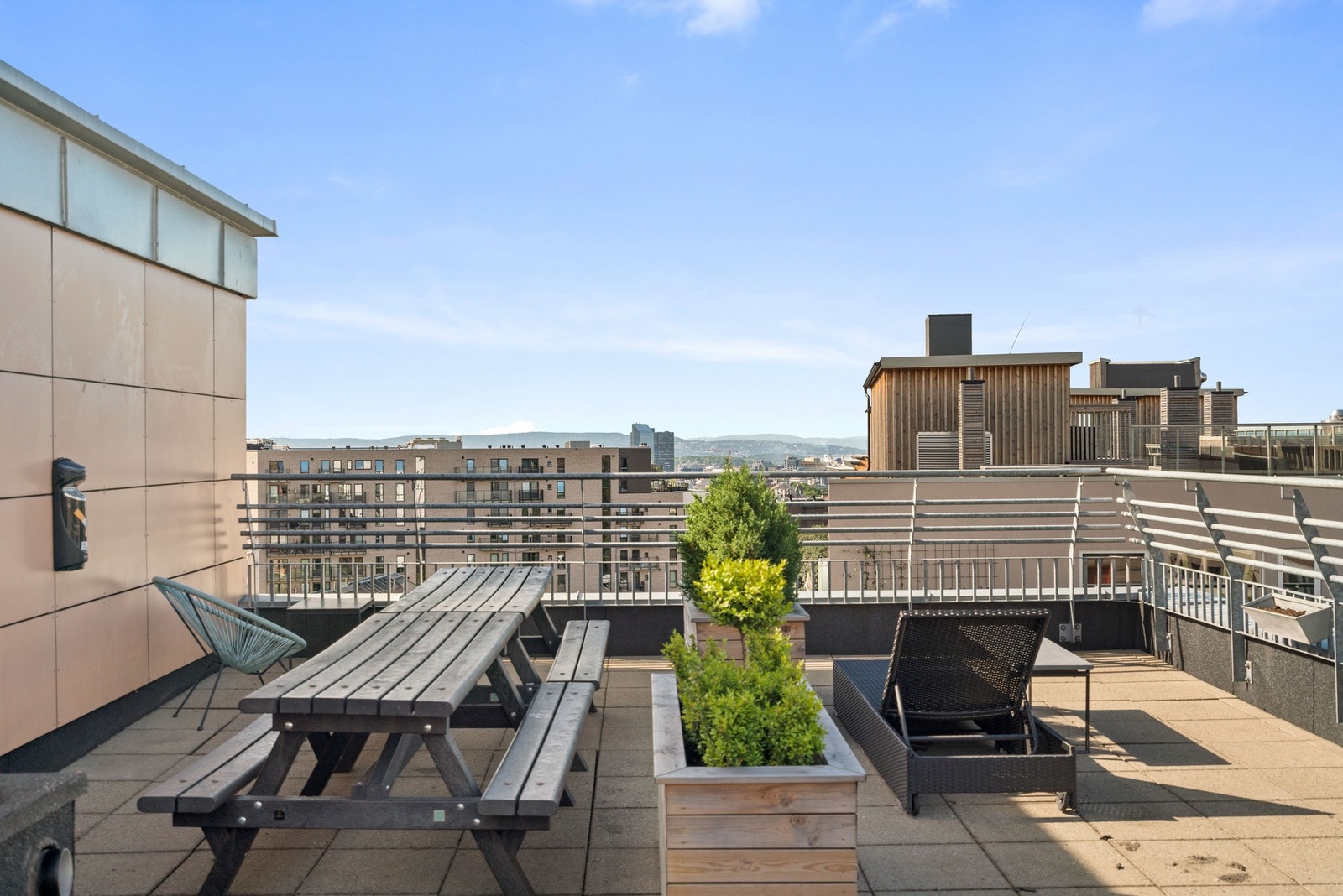 Terrassen har flere hyggelige sittegrupper - et perfekt sted for sosiale sammenkomster. Galleribilde