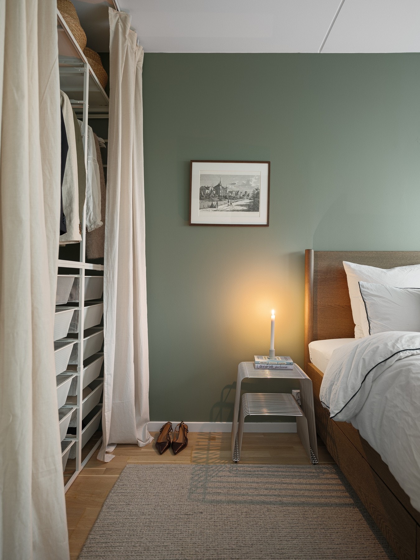 Rommet er malt i en lun grønnfarge med nye gulvlister i 2025. Galleribilde