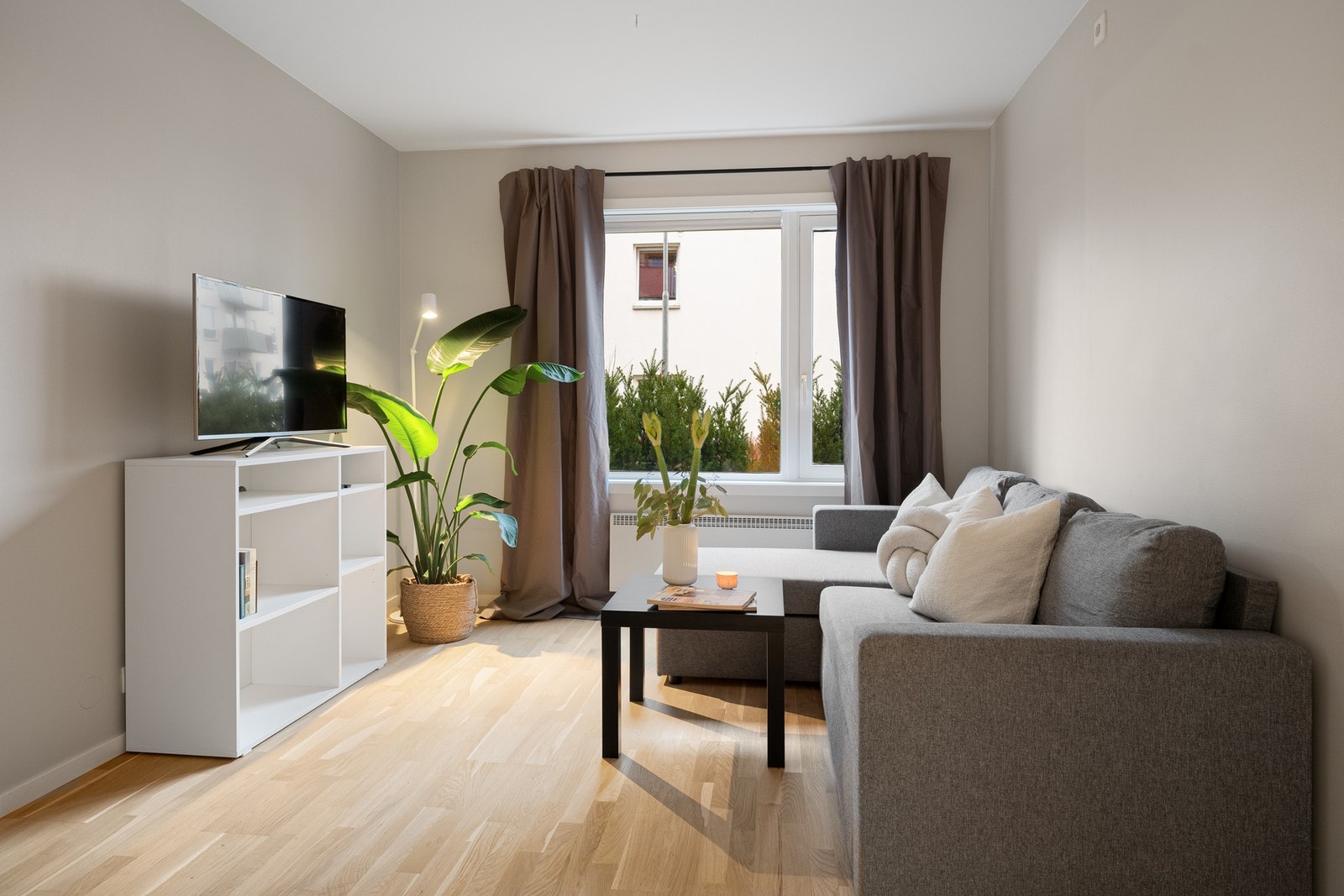 Hybel på 19 m² som i dag leies ut for kr 12.500,- pr måned. Leieforholdet følger neste eier* Galleribilde