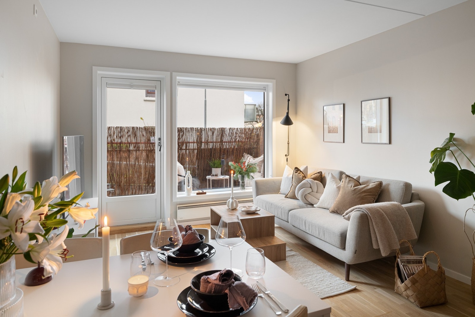 Åpen og lys stue med god plass til sofa- og spisegruppe. Galleribilde