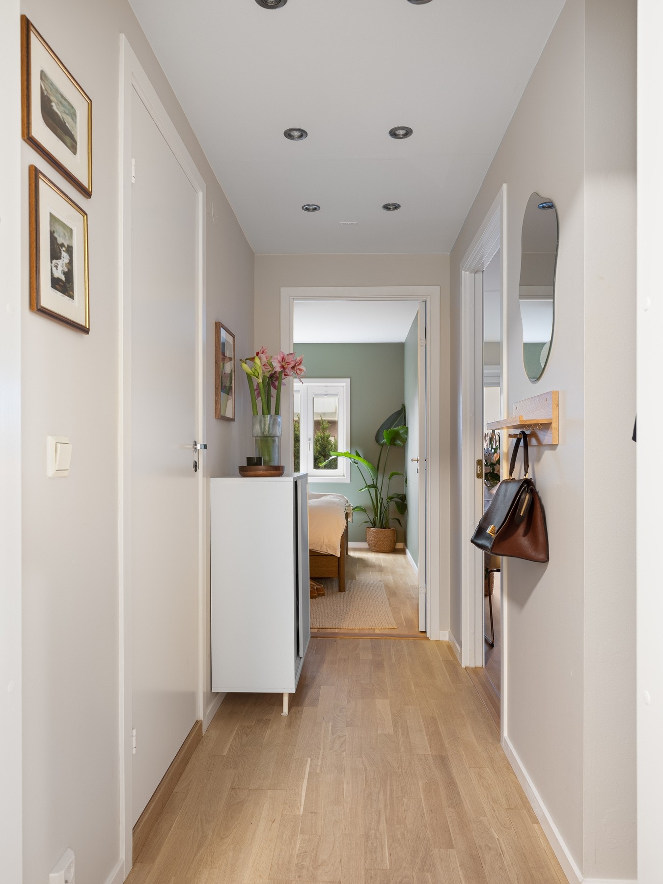 Leilighetens inngangsparti har downlights i tak og tar deg videre til bad, soverom og stue. Galleribilde