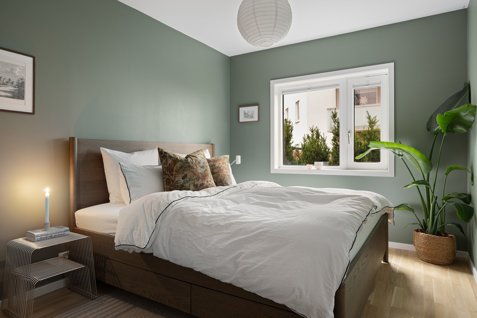 Hovedsoverom med stor plass til dobbeltseng og nattbord. Galleribilde