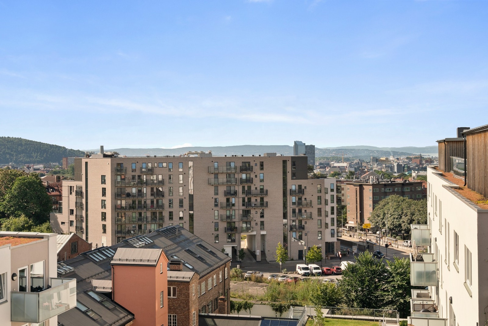 Takterrasse med by- og fjordutsikt, samt sol dagen lang. Galleribilde
