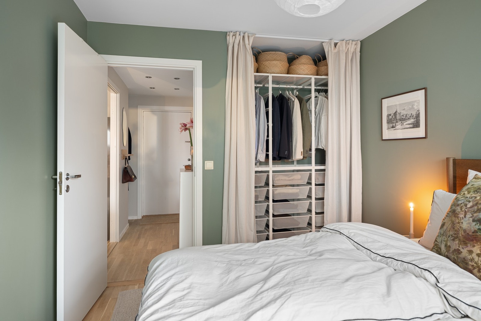 Romslig plass på soverommet for garderobehyller med gardinforheng. Galleribilde