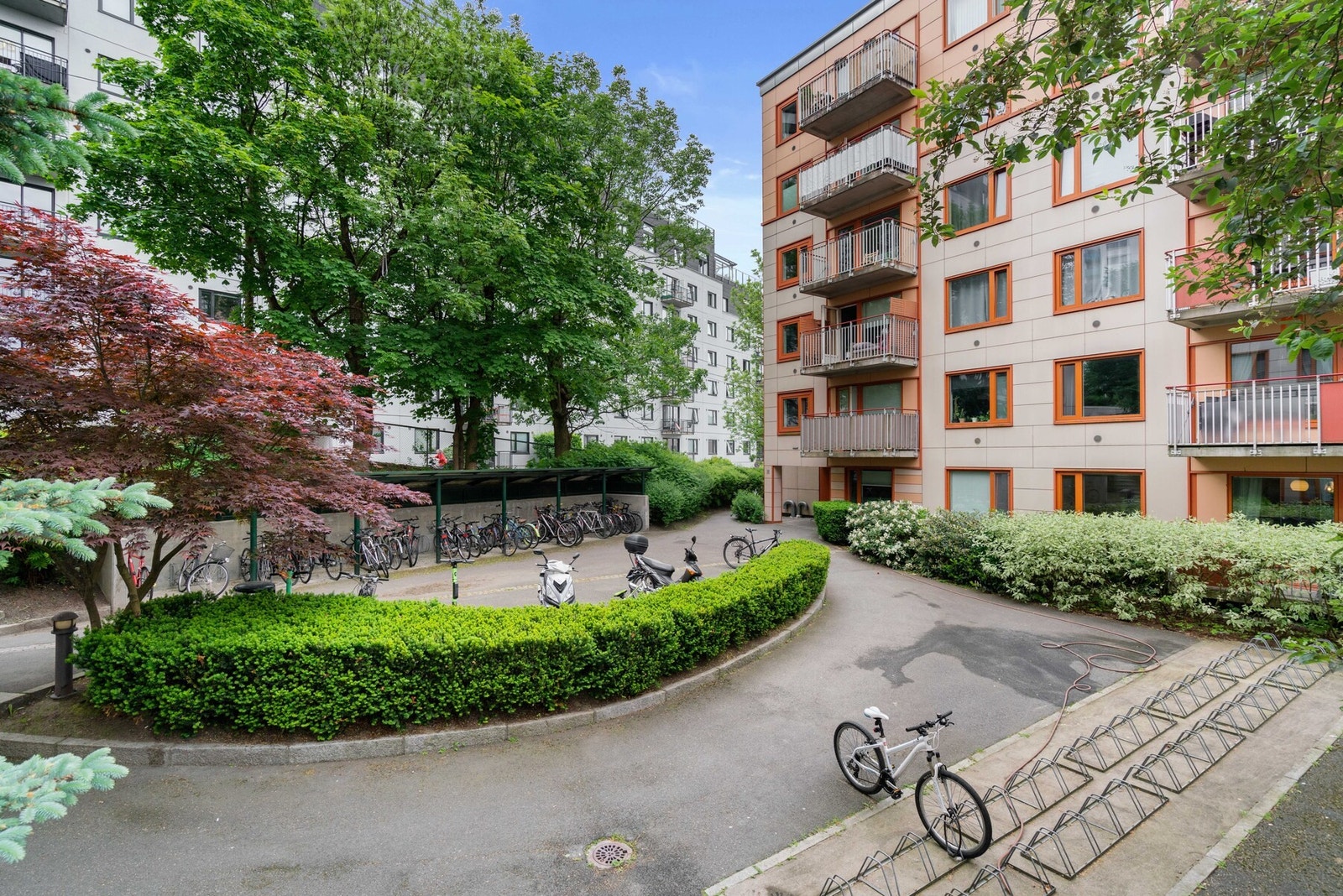 Utenfor hovedinngangen er det også gode muligheter for sykkelparkering. Galleribilde