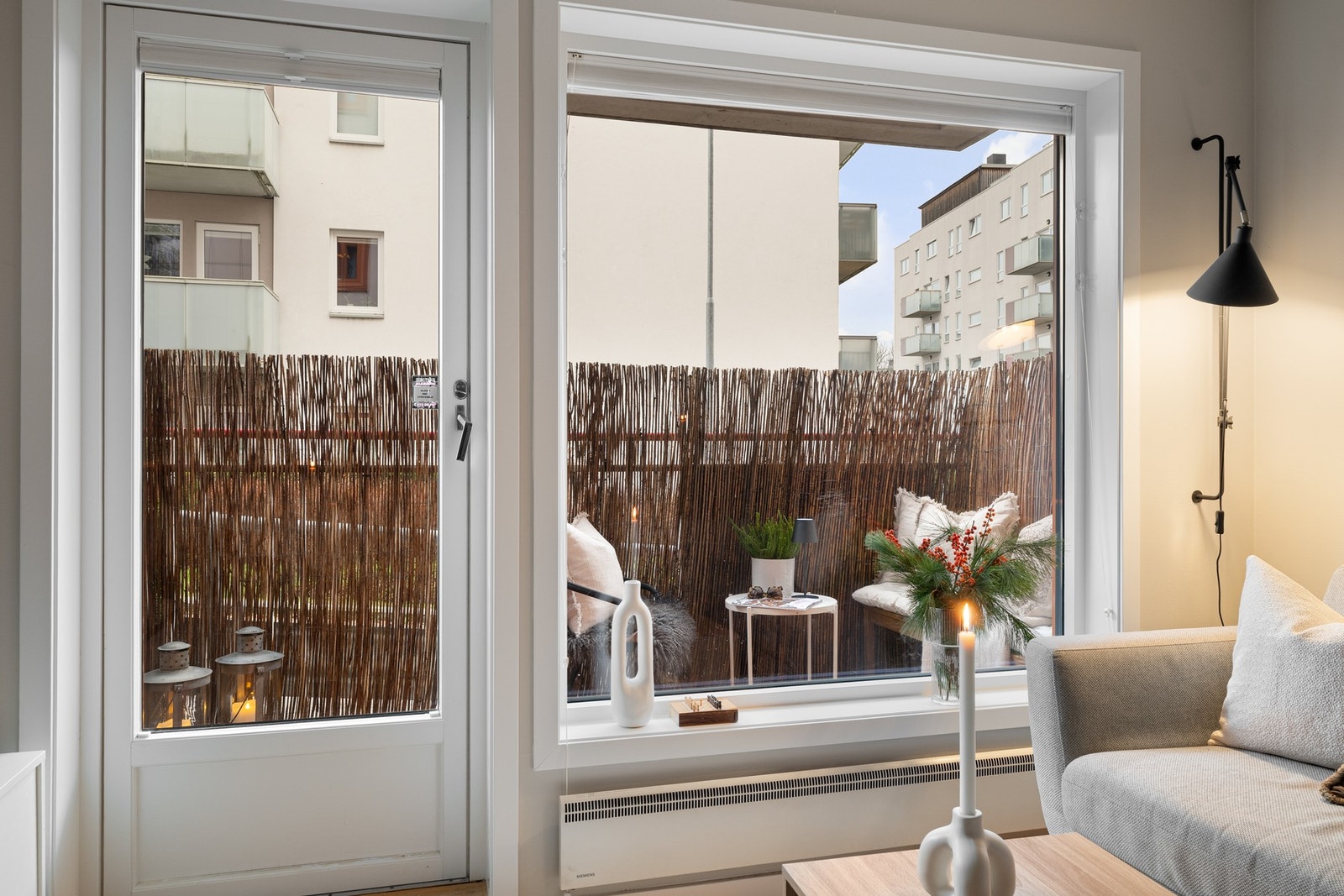 Store vindusflater med direkte adkomst til en solfylt balkong. Galleribilde