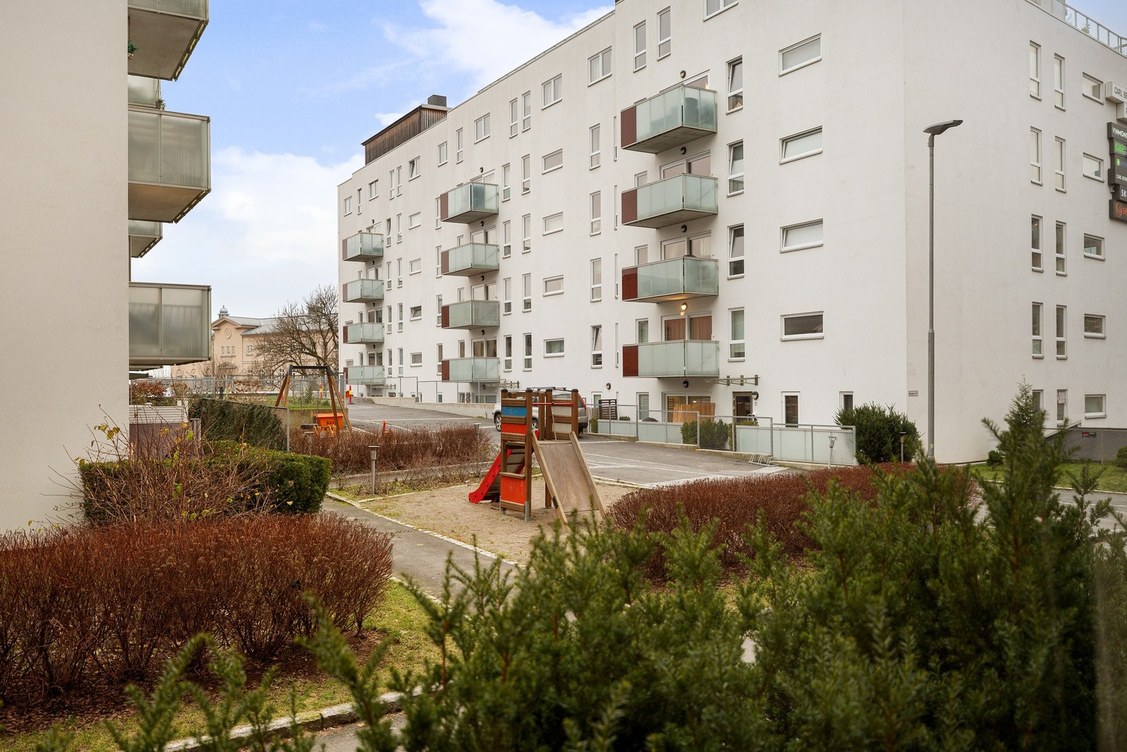 Hyggelig utsyn mot lekeplassen bak Carl Berner Passasjen. Her er det kort vei til dagligvarehandelen! Galleribilde