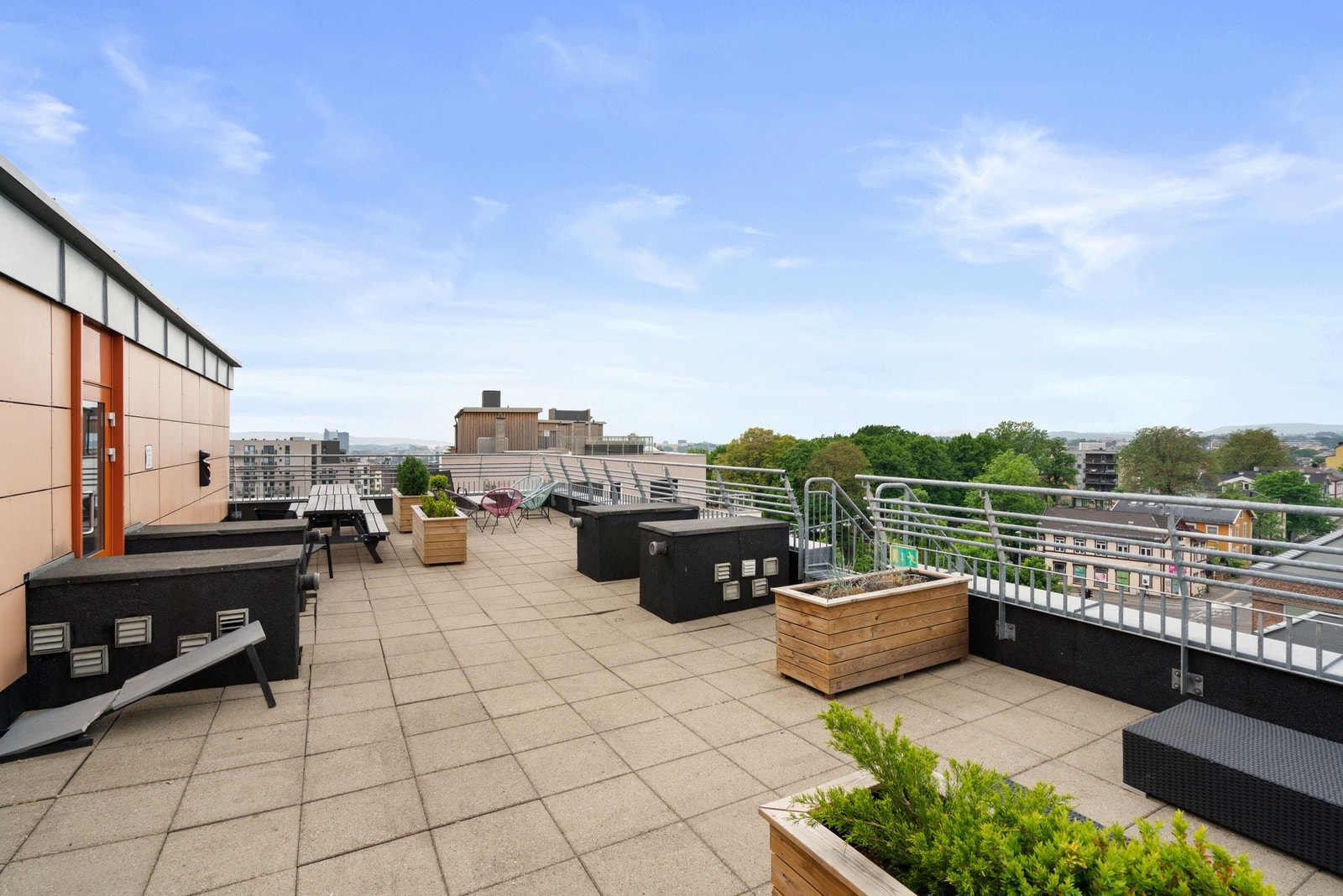 Adkomst til en stor takterrasse over 3 plan til felles bruk for borettslaget. Galleribilde