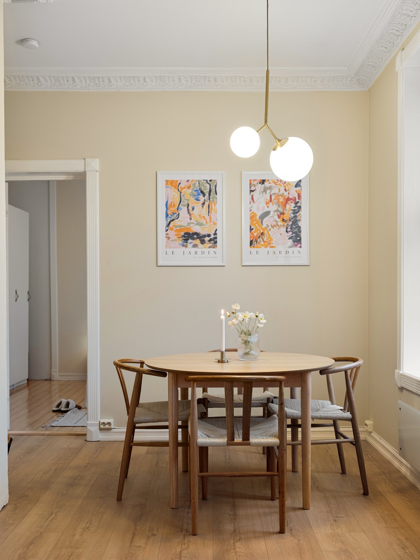 Vegger og himlinger består av malt mur og malte plater. Nymalte overflater i 2023, samt noe i 2025. Galleribilde