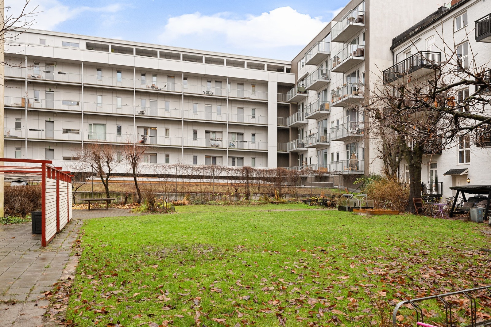 Borettslaget har en pen og opparbeidet bakgård med sittegrupper og sykkelparkering. Galleribilde