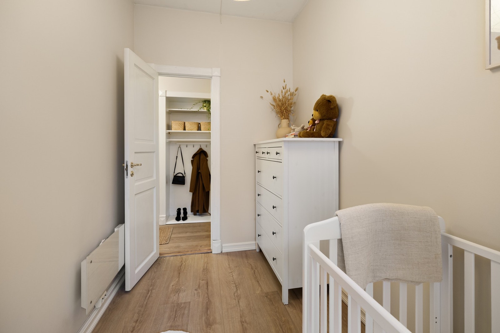 Oppvarming med 3 appstyrte panelovner. Panelovn i stuen og begge soverommene. Galleribilde