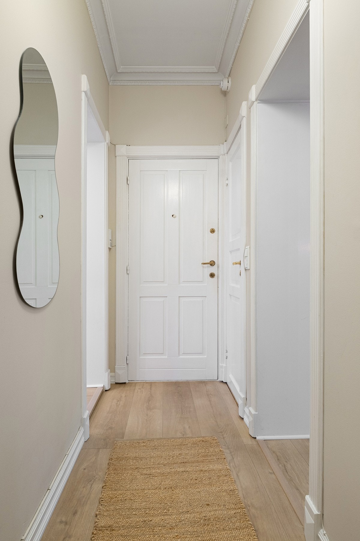 Entreen er malt i en lun tone og har 1-stavslaminat på gulvet. Galleribilde