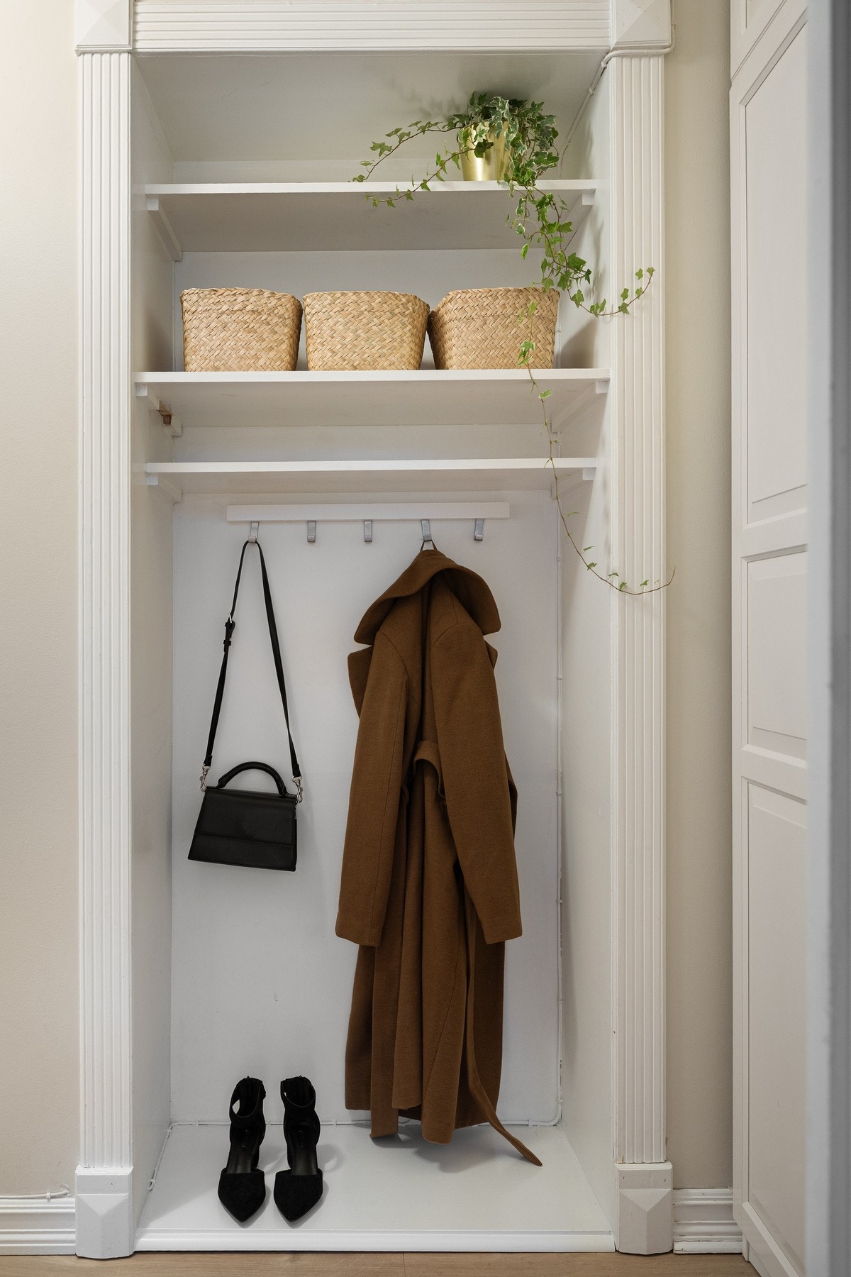 I gangen er det nisje i veggen med skohyller og ekstra oppbevaringsplass. Galleribilde