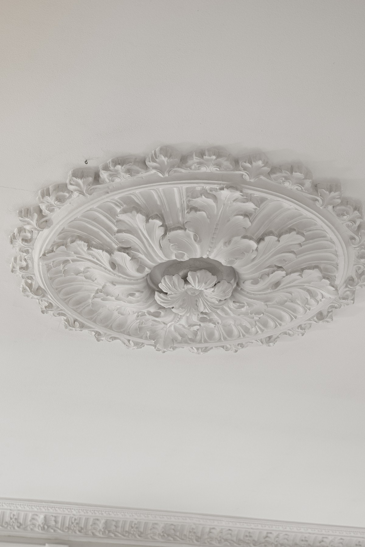 Rosett og stukkatur i entrè, stue og hovedsoverom. Galleribilde