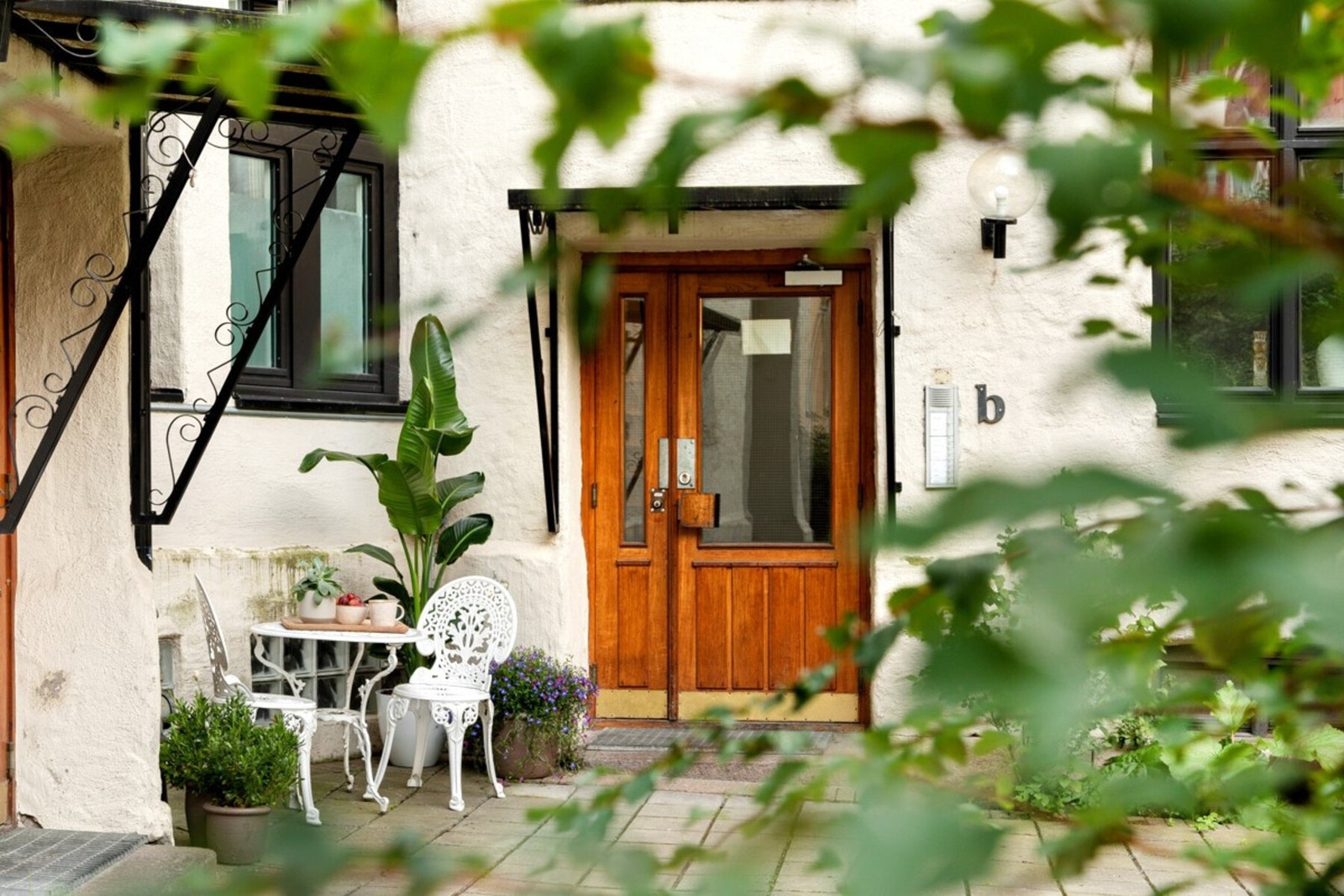 Bakgård - Sommertid. Galleribilde