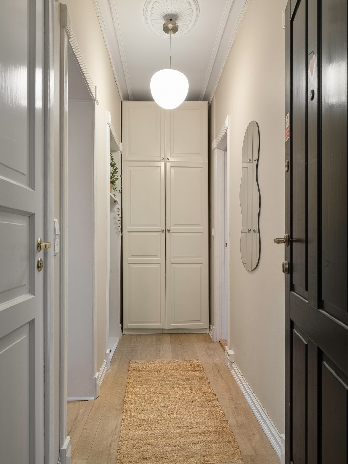 Garderobeskap i gangen medfølger. Galleribilde