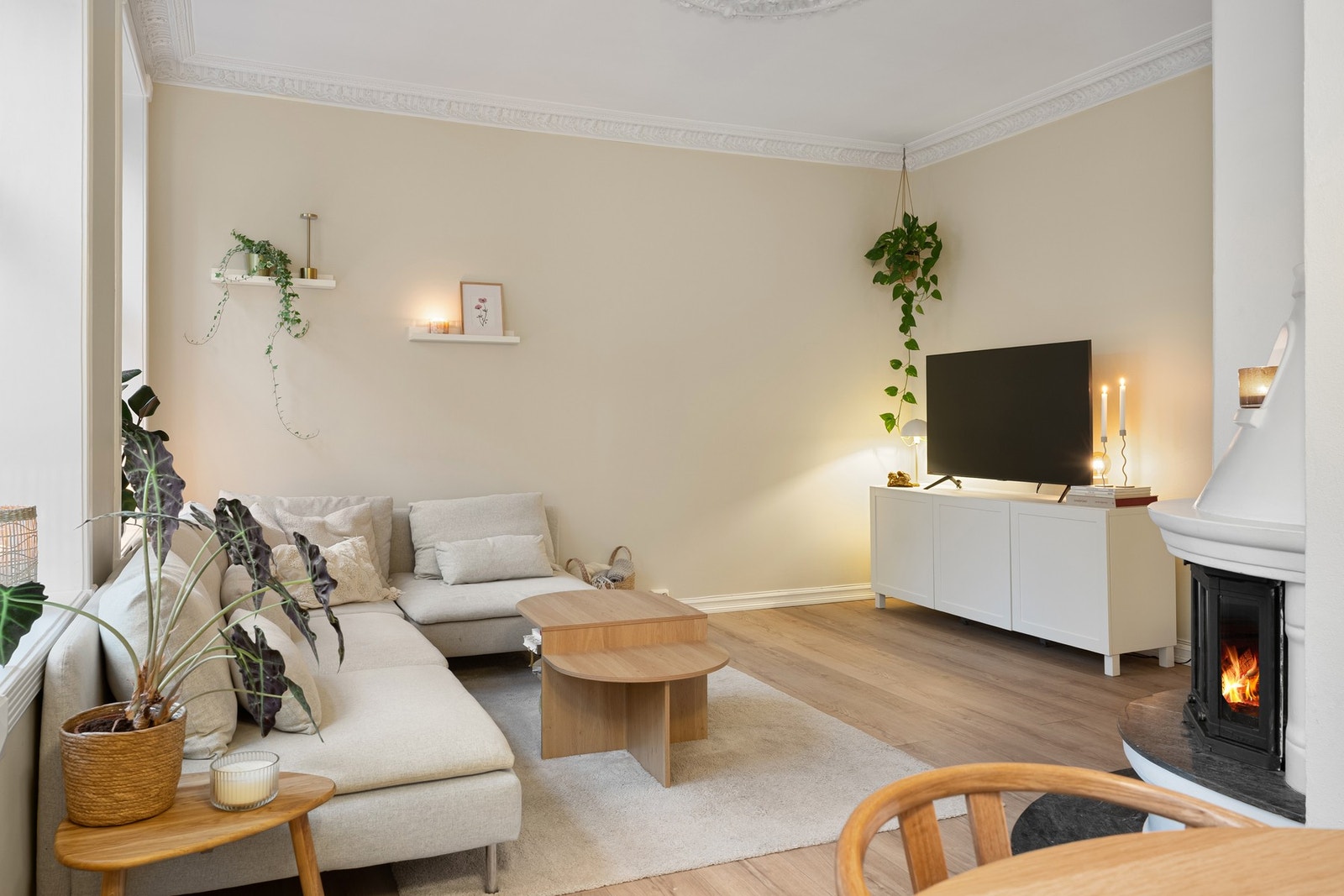 Plass til stor sofa. Fibernett inkludert i felleskostnadene (1000/1000). Galleribilde