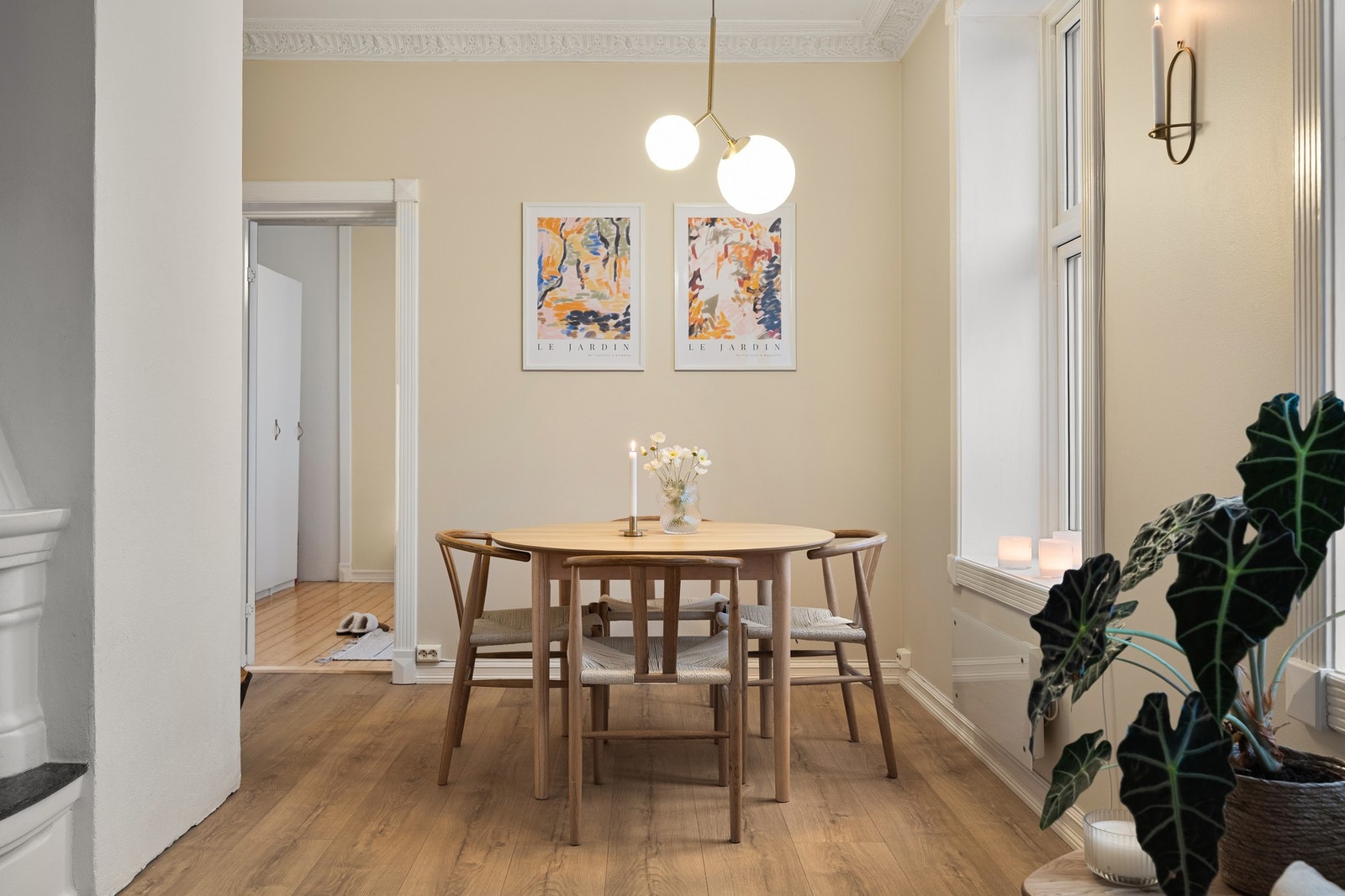 Gulvoverflater består av laminatgulv fra 2023 i alle rom bortsett fra hovedsoverom. Galleribilde