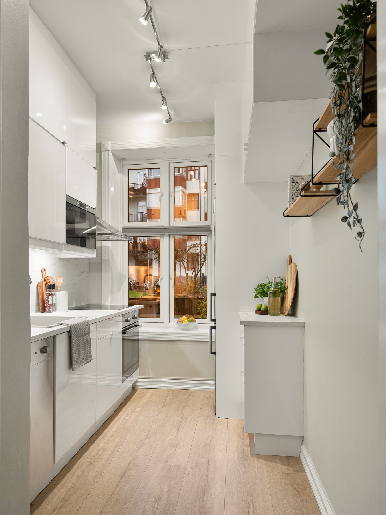 Ikea kjøkkeninnredning med fronter i hvit utførelse og laminat benkeplater. Galleribilde