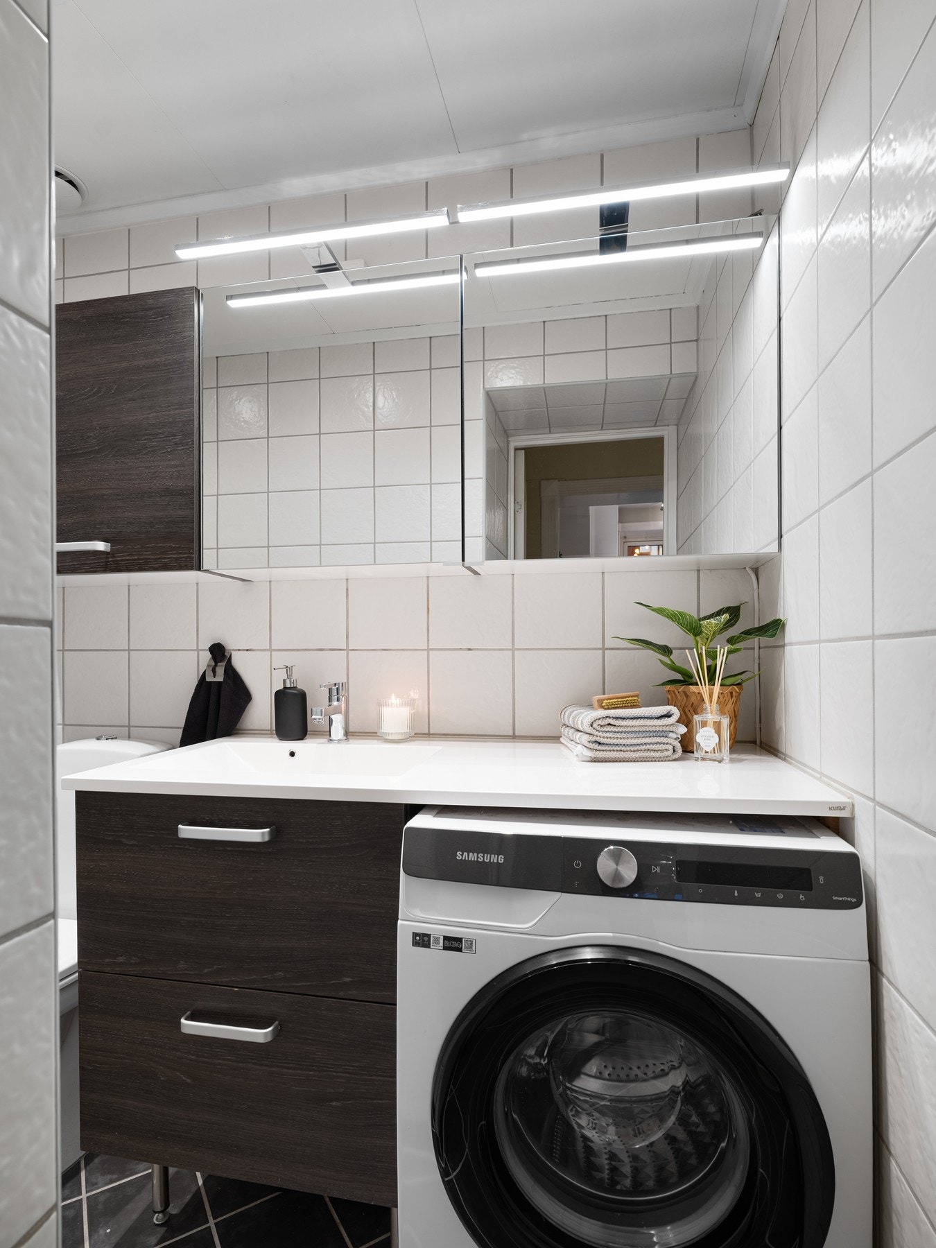 Helfliset bad fra 2005 med varmekabler. Opplegg for vaskemaskin/tørketrommel. Vaskemaskin medfølger. Galleribilde