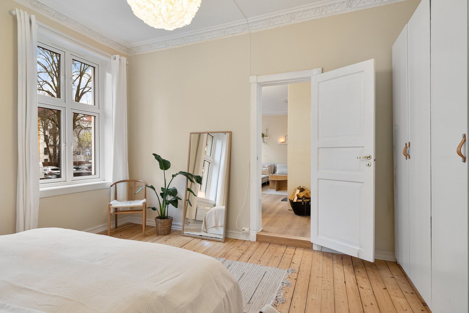 Seng på hovedsoverom, sofa og TV-benk på stuen, sprinkelseng og kommode på barnerom kan medfølge etter særskilt avtale. Galleribilde