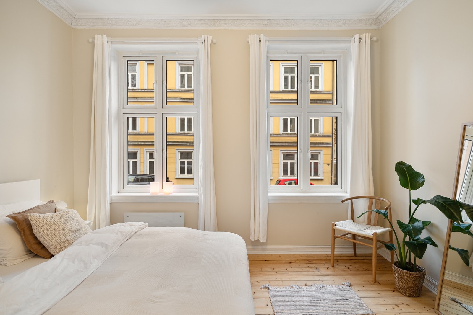 Rommet har god plass til dobbeltseng og nattbord, og er utstyr med de samme store vinduene som resten av leiligheten. Galleribilde