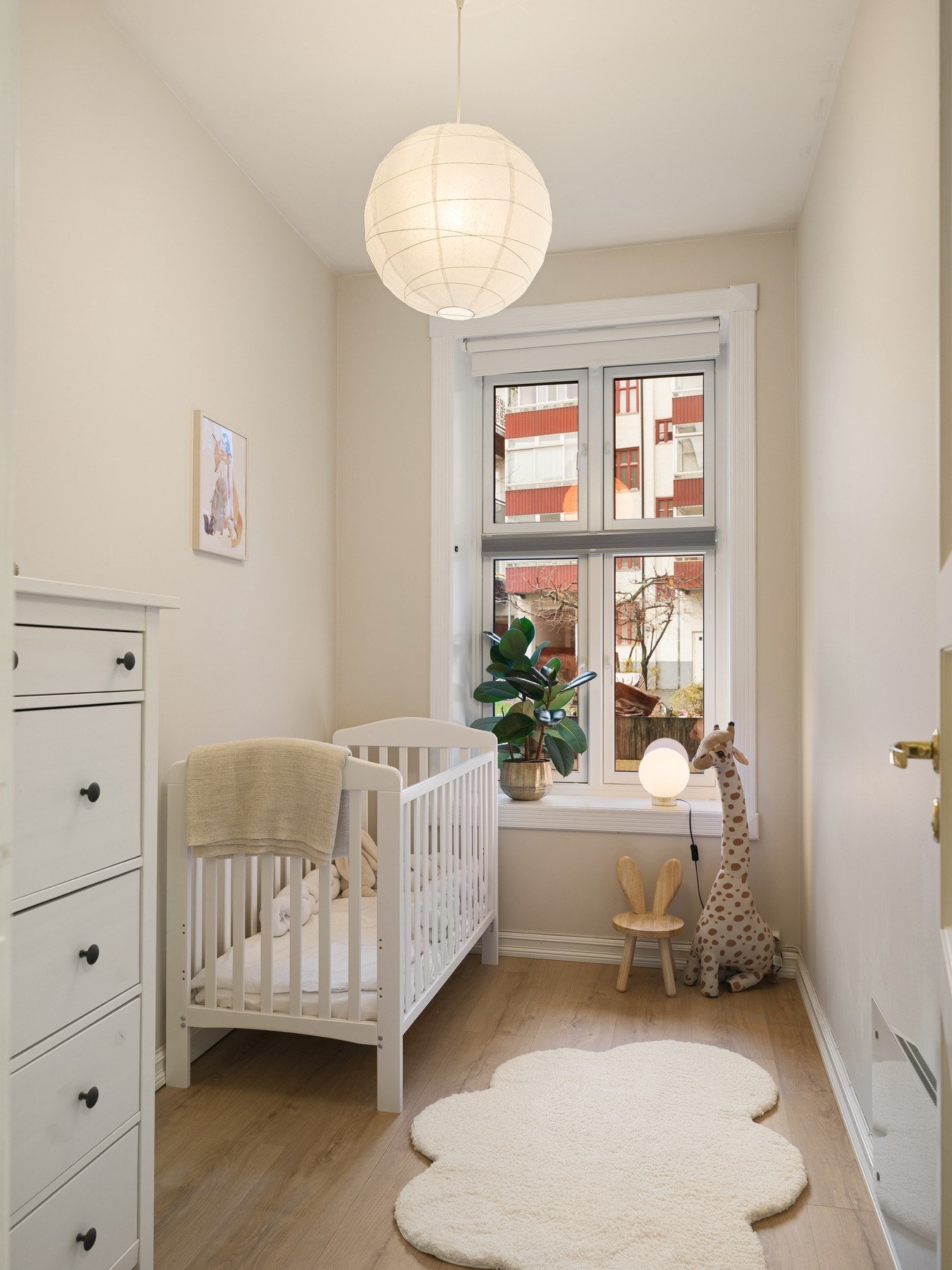 Det andre soverommet er innredet som barnerom med plass til kommode / skap. Galleribilde