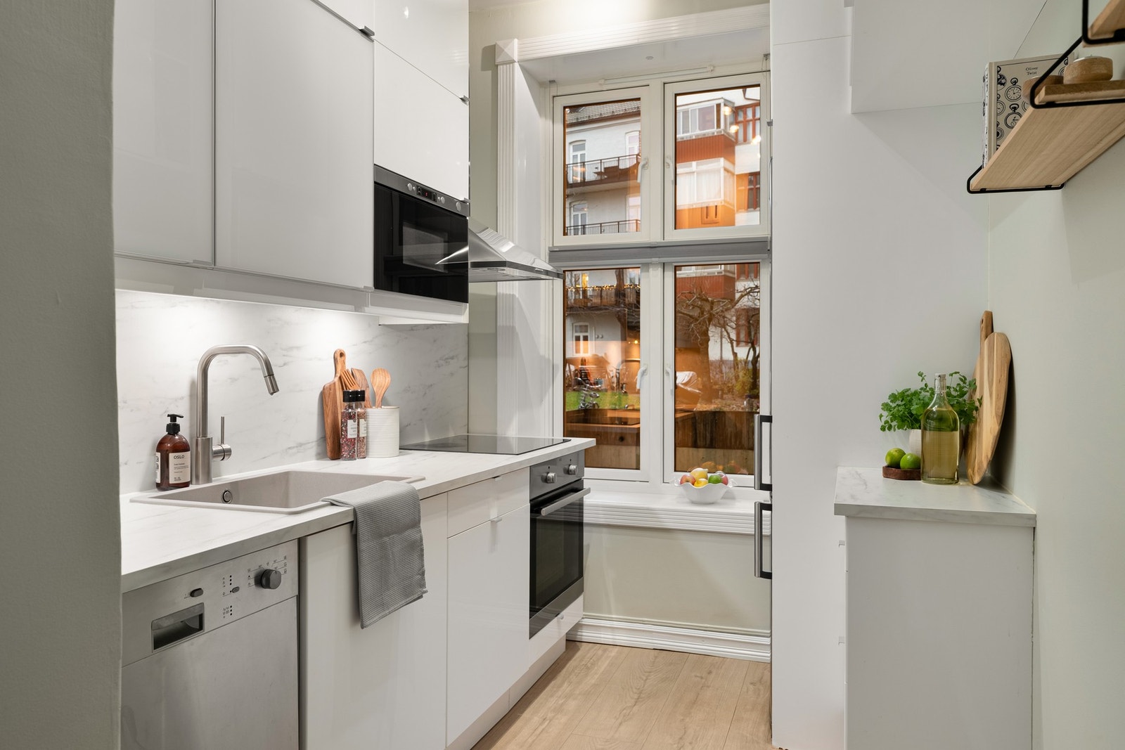 Oppgaderinger: nye benkeplater, oppvaskkum, blandebatteri og benkebelysning i 2023 samt ny stekeovn i 2021. Galleribilde