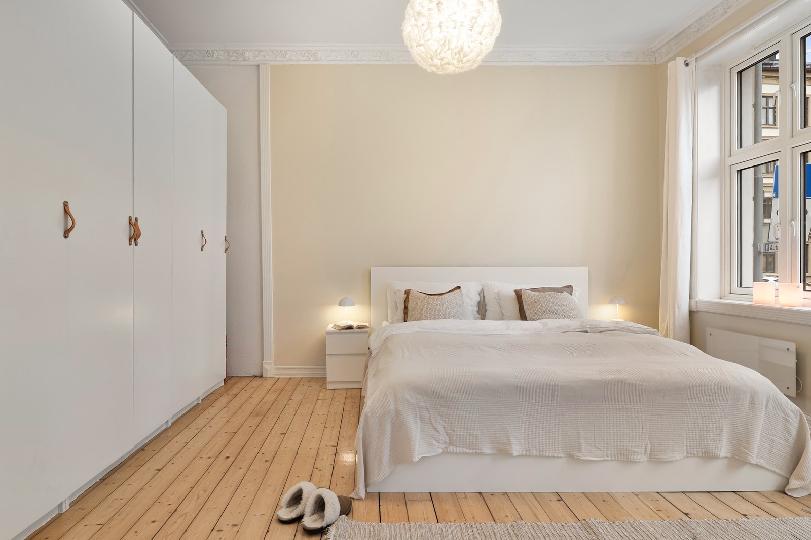 Hovedsoverommet har originalt tregulv og stor garderobeløsning med masse plass. Galleribilde