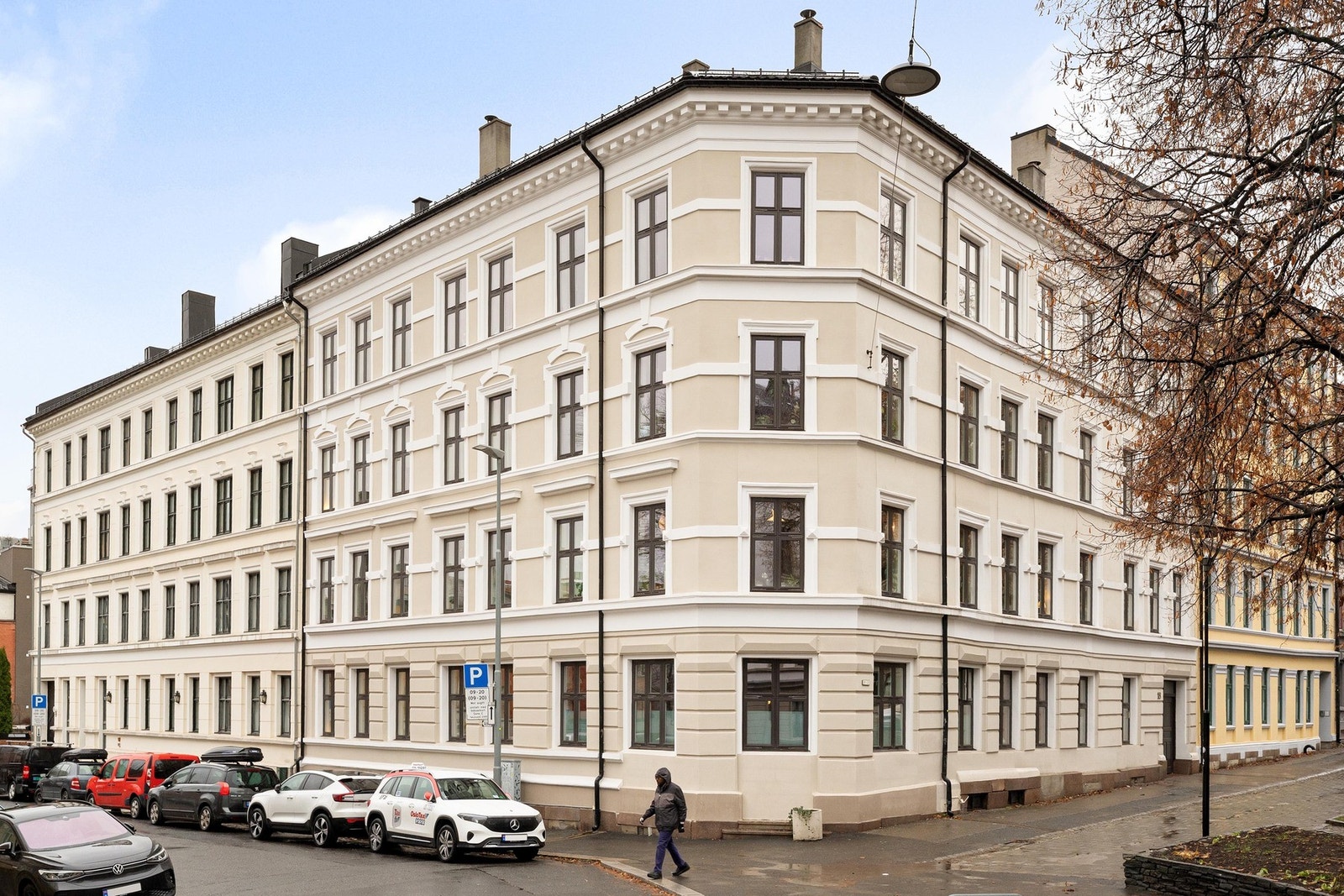 Lekker fasade! Fasadeoppussing, piperehab, nye vinduer, taktekking er utført i borettslaget i nyere tid! Galleribilde