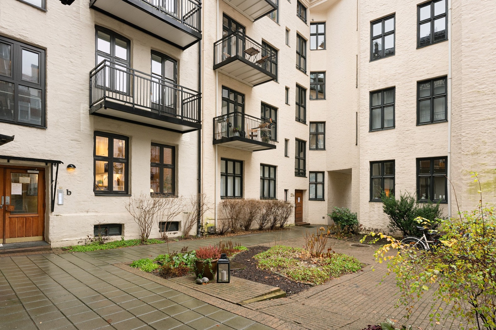 Borettslaget har en pen og opparbeidet bakgård med sittegrupper og sykkelparkering. Galleribilde