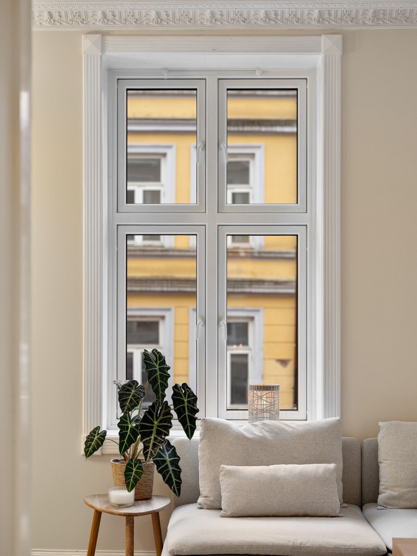 Stuen har store vinduer som gir en god romfølelse. Galleribilde